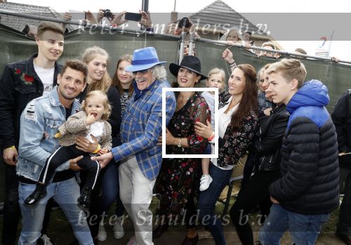 Hummelo 10 mei 2018
Onthulling standbeeld rockgroep Normaal met de bandleden Bennie Jolink, Ferdi Joly, Willem Terhorst en de partner van het overleden lid Jan Manschot . Bennie  met partner Ellie, 3 kinderen, 9 kleinkinderen en zijn schoonzoon