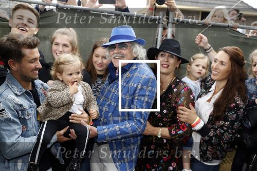 Hummelo 10 mei 2018
Onthulling standbeeld rockgroep Normaal met de bandleden Bennie Jolink, Ferdi Joly, Willem Terhorst en de partner van het overleden lid Jan Manschot . Bennie  met partner Ellie, 3 kinderen, 9 kleinkinderen en zijn schoonzoon
