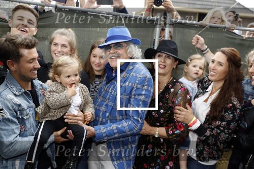 Hummelo 10 mei 2018
Onthulling standbeeld rockgroep Normaal met de bandleden Bennie Jolink, Ferdi Joly, Willem Terhorst en de partner van het overleden lid Jan Manschot . Bennie  met partner Ellie, 3 kinderen, 9 kleinkinderen en zijn schoonzoon