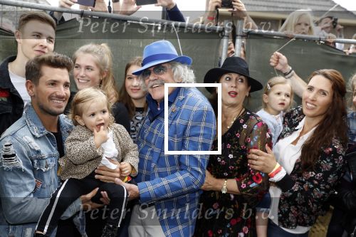 Hummelo 10 mei 2018
Onthulling standbeeld rockgroep Normaal met de bandleden Bennie Jolink, Ferdi Joly, Willem Terhorst en de partner van het overleden lid Jan Manschot . Bennie  met partner Ellie, 3 kinderen, 9 kleinkinderen en zijn schoonzoon