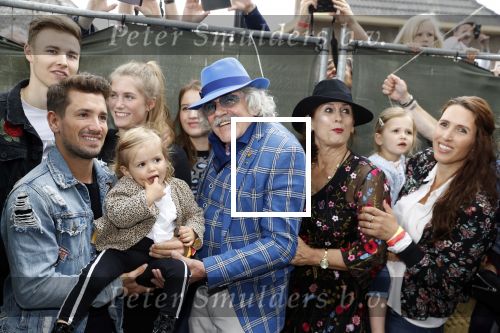 Hummelo 10 mei 2018
Onthulling standbeeld rockgroep Normaal met de bandleden Bennie Jolink, Ferdi Joly, Willem Terhorst en de partner van het overleden lid Jan Manschot . Bennie  met partner Ellie, 3 kinderen, 9 kleinkinderen en zijn schoonzoon