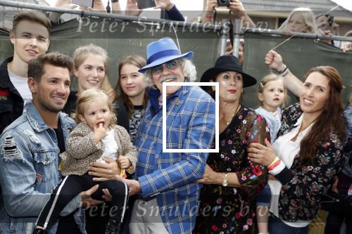 Hummelo 10 mei 2018
Onthulling standbeeld rockgroep Normaal met de bandleden Bennie Jolink, Ferdi Joly, Willem Terhorst en de partner van het overleden lid Jan Manschot . Bennie  met partner Ellie, 3 kinderen, 9 kleinkinderen en zijn schoonzoon