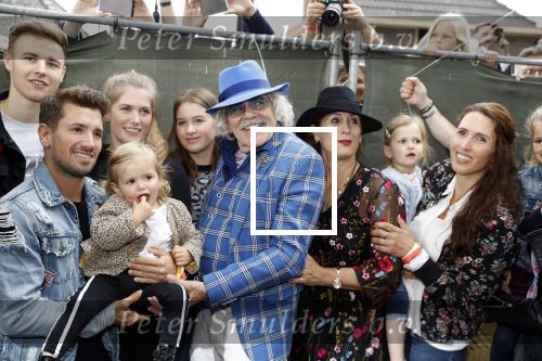 Hummelo 10 mei 2018
Onthulling standbeeld rockgroep Normaal met de bandleden Bennie Jolink, Ferdi Joly, Willem Terhorst en de partner van het overleden lid Jan Manschot . Bennie  met partner Ellie, 3 kinderen, 9 kleinkinderen en zijn schoonzoon