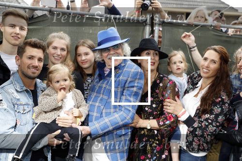 Hummelo 10 mei 2018
Onthulling standbeeld rockgroep Normaal met de bandleden Bennie Jolink, Ferdi Joly, Willem Terhorst en de partner van het overleden lid Jan Manschot . Bennie  met partner Ellie, 3 kinderen, 9 kleinkinderen en zijn schoonzoon