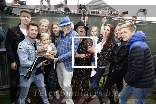 Hummelo 10 mei 2018
Onthulling standbeeld rockgroep Normaal met de bandleden Bennie Jolink, Ferdi Joly, Willem Terhorst en de partner van het overleden lid Jan Manschot . Bennie  met partner Ellie, 3 kinderen, 9 kleinkinderen en zijn schoonzoon