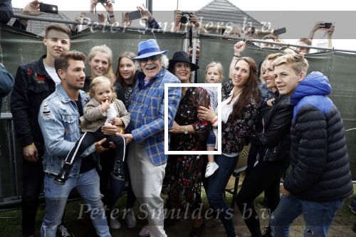 Hummelo 10 mei 2018
Onthulling standbeeld rockgroep Normaal met de bandleden Bennie Jolink, Ferdi Joly, Willem Terhorst en de partner van het overleden lid Jan Manschot . Bennie  met partner Ellie, 3 kinderen, 9 kleinkinderen en zijn schoonzoon