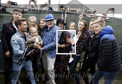 Hummelo 10 mei 2018
Onthulling standbeeld rockgroep Normaal met de bandleden Bennie Jolink, Ferdi Joly, Willem Terhorst en de partner van het overleden lid Jan Manschot . Bennie  met partner Ellie, 3 kinderen, 9 kleinkinderen en zijn schoonzoon