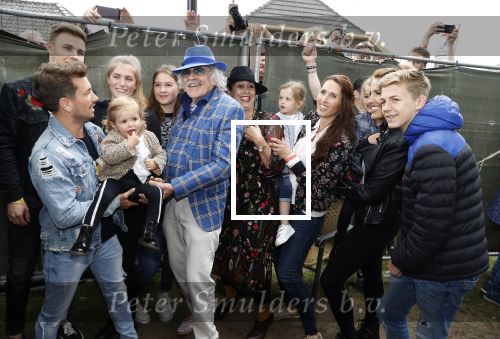Hummelo 10 mei 2018
Onthulling standbeeld rockgroep Normaal met de bandleden Bennie Jolink, Ferdi Joly, Willem Terhorst en de partner van het overleden lid Jan Manschot . Bennie  met partner Ellie, 3 kinderen, 9 kleinkinderen en zijn schoonzoon