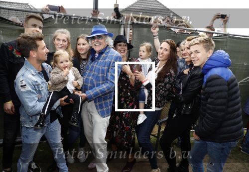 Hummelo 10 mei 2018
Onthulling standbeeld rockgroep Normaal met de bandleden Bennie Jolink, Ferdi Joly, Willem Terhorst en de partner van het overleden lid Jan Manschot . Bennie  met partner Ellie, 3 kinderen, 9 kleinkinderen en zijn schoonzoon
