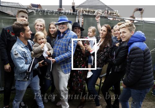 Hummelo 10 mei 2018
Onthulling standbeeld rockgroep Normaal met de bandleden Bennie Jolink, Ferdi Joly, Willem Terhorst en de partner van het overleden lid Jan Manschot . Bennie  met partner Ellie, 3 kinderen, 9 kleinkinderen en zijn schoonzoon