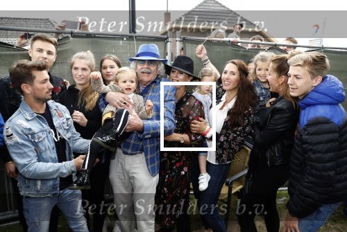 Hummelo 10 mei 2018
Onthulling standbeeld rockgroep Normaal met de bandleden Bennie Jolink, Ferdi Joly, Willem Terhorst en de partner van het overleden lid Jan Manschot . Bennie  met partner Ellie, 3 kinderen, 9 kleinkinderen en zijn schoonzoon