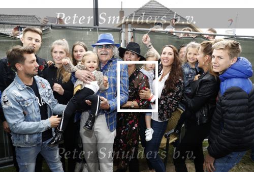 Hummelo 10 mei 2018
Onthulling standbeeld rockgroep Normaal met de bandleden Bennie Jolink, Ferdi Joly, Willem Terhorst en de partner van het overleden lid Jan Manschot . Bennie  met partner Ellie, 3 kinderen, 9 kleinkinderen en zijn schoonzoon