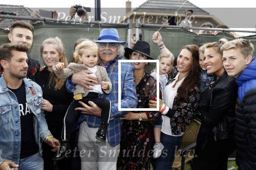 Hummelo 10 mei 2018
Onthulling standbeeld rockgroep Normaal met de bandleden Bennie Jolink, Ferdi Joly, Willem Terhorst en de partner van het overleden lid Jan Manschot . Bennie  met partner Ellie, 3 kinderen, 9 kleinkinderen en zijn schoonzoon