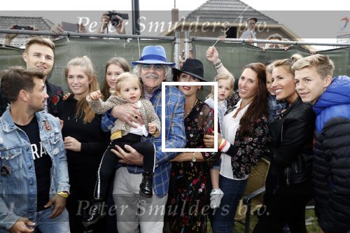 Hummelo 10 mei 2018
Onthulling standbeeld rockgroep Normaal met de bandleden Bennie Jolink, Ferdi Joly, Willem Terhorst en de partner van het overleden lid Jan Manschot . Bennie  met partner Ellie, 3 kinderen, 9 kleinkinderen en zijn schoonzoon