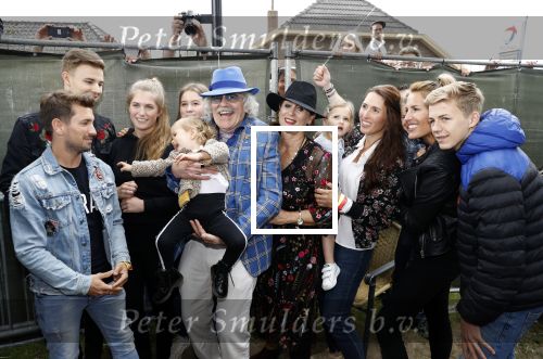 Hummelo 10 mei 2018
Onthulling standbeeld rockgroep Normaal met de bandleden Bennie Jolink, Ferdi Joly, Willem Terhorst en de partner van het overleden lid Jan Manschot . Bennie  met partner Ellie, 3 kinderen, 9 kleinkinderen en zijn schoonzoon