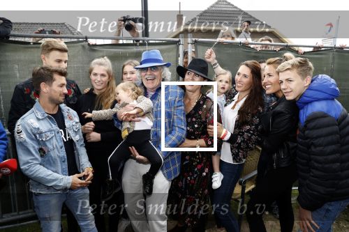 Hummelo 10 mei 2018
Onthulling standbeeld rockgroep Normaal met de bandleden Bennie Jolink, Ferdi Joly, Willem Terhorst en de partner van het overleden lid Jan Manschot . Bennie  met partner Ellie, 3 kinderen, 9 kleinkinderen en zijn schoonzoon