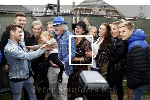 Hummelo 10 mei 2018
Onthulling standbeeld rockgroep Normaal met de bandleden Bennie Jolink, Ferdi Joly, Willem Terhorst en de partner van het overleden lid Jan Manschot . Bennie  met partner Ellie, 3 kinderen, 9 kleinkinderen en zijn schoonzoon