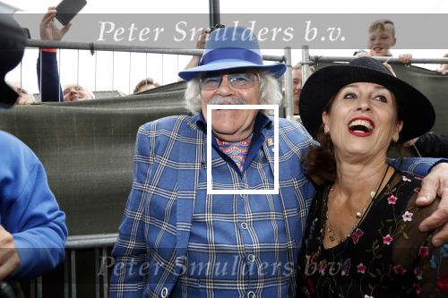 Hummelo 10 mei 2018
Onthulling standbeeld rockgroep Normaal met de bandleden Bennie Jolink, Ferdi Joly, Willem Terhorst en de partner van het overleden lid Jan Manschot . Bennie  met partner Ellie, 3 kinderen, 9 kleinkinderen en zijn schoonzoon