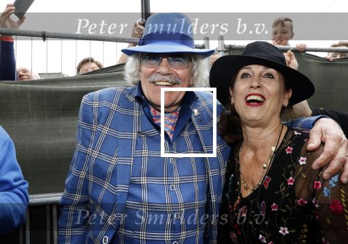 Hummelo 10 mei 2018
Onthulling standbeeld rockgroep Normaal met de bandleden Bennie Jolink, Ferdi Joly, Willem Terhorst en de partner van het overleden lid Jan Manschot . Bennie  met partner Ellie, 3 kinderen, 9 kleinkinderen en zijn schoonzoon