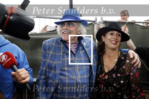 Hummelo 10 mei 2018
Onthulling standbeeld rockgroep Normaal met de bandleden Bennie Jolink, Ferdi Joly, Willem Terhorst en de partner van het overleden lid Jan Manschot . Bennie  met partner Ellie, 3 kinderen, 9 kleinkinderen en zijn schoonzoon