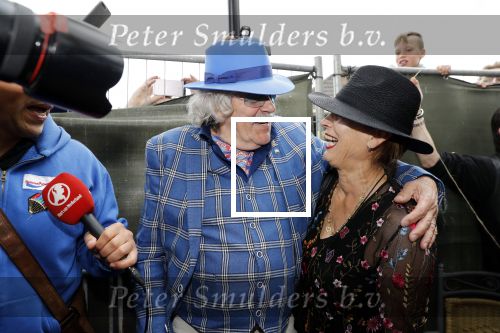 Hummelo 10 mei 2018
Onthulling standbeeld rockgroep Normaal met de bandleden Bennie Jolink, Ferdi Joly, Willem Terhorst en de partner van het overleden lid Jan Manschot . Bennie  met partner Ellie, 3 kinderen, 9 kleinkinderen en zijn schoonzoon