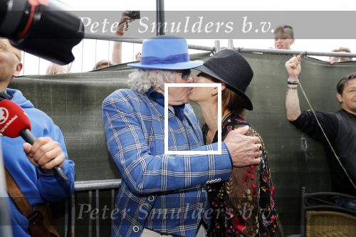 Hummelo 10 mei 2018
Onthulling standbeeld rockgroep Normaal met de bandleden Bennie Jolink, Ferdi Joly, Willem Terhorst en de partner van het overleden lid Jan Manschot . Bennie  met partner Ellie, 3 kinderen, 9 kleinkinderen en zijn schoonzoon