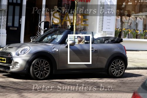 Amsterdam 18 april 2018
Bridget Maasland in haar mini cooper cabrio in Amsterdam zuid.