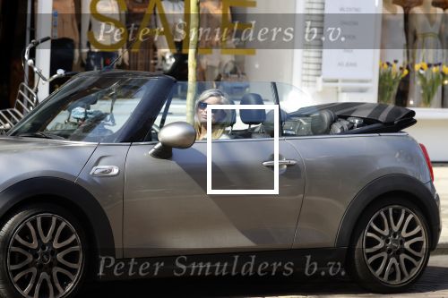 Amsterdam 18 april 2018
Bridget Maasland in haar mini cooper cabrio in Amsterdam zuid.