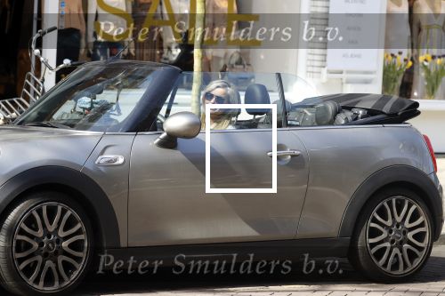 Amsterdam 18 april 2018
Bridget Maasland in haar mini cooper cabrio in Amsterdam zuid.