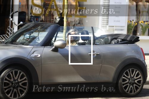Amsterdam 18 april 2018
Bridget Maasland in haar mini cooper cabrio in Amsterdam zuid.