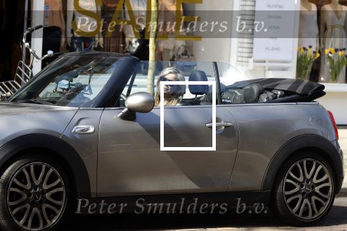 Amsterdam 18 april 2018
Bridget Maasland in haar mini cooper cabrio in Amsterdam zuid.