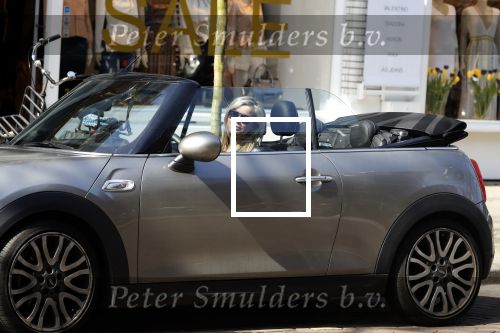 Amsterdam 18 april 2018
Bridget Maasland in haar mini cooper cabrio in Amsterdam zuid.