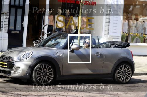 Amsterdam 18 april 2018
Bridget Maasland in haar mini cooper cabrio in Amsterdam zuid.