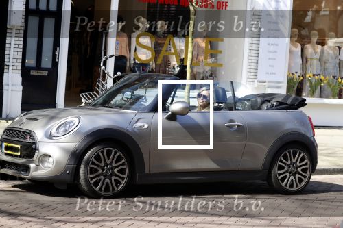 Amsterdam 18 april 2018
Bridget Maasland in haar mini cooper cabrio in Amsterdam zuid.