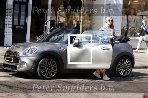 Amsterdam 18 april 2018
Bridget Maasland in haar mini cooper cabrio in Amsterdam zuid.
