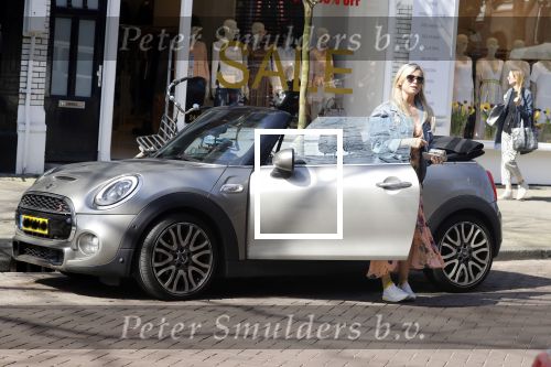 Amsterdam 18 april 2018
Bridget Maasland in haar mini cooper cabrio in Amsterdam zuid.