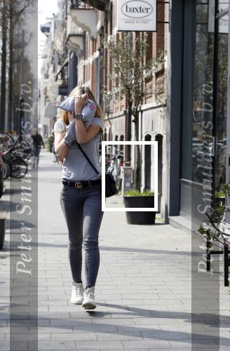 Amsterdam 11 april 2018
Christie Bokma bellend op straat