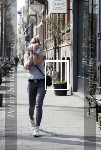 Amsterdam 11 april 2018
Christie Bokma bellend op straat