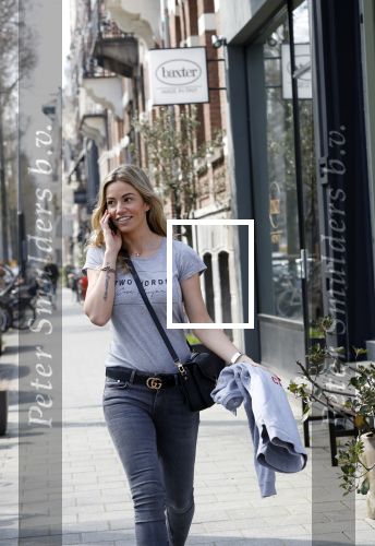 Amsterdam 11 april 2018
Christie Bokma bellend op straat