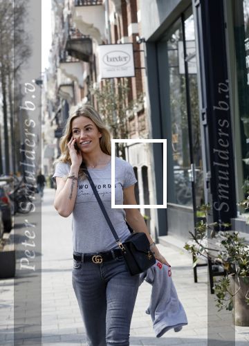 Amsterdam 11 april 2018
Christie Bokma bellend op straat