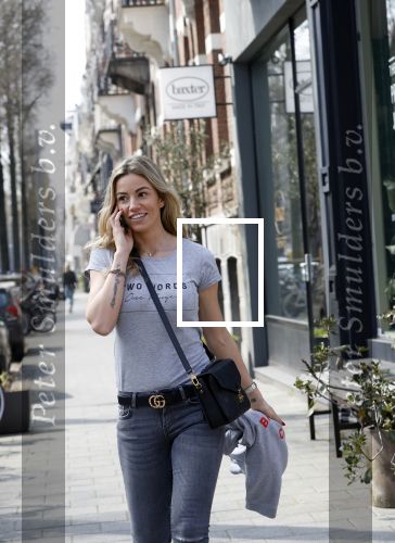 Amsterdam 11 april 2018
Christie Bokma bellend op straat