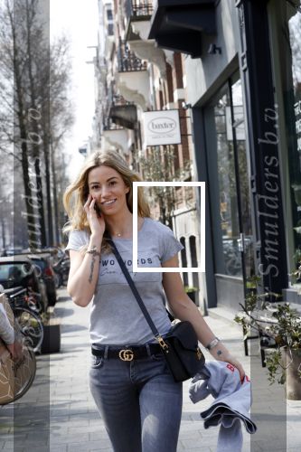 Amsterdam 11 april 2018
Christie Bokma bellend op straat
