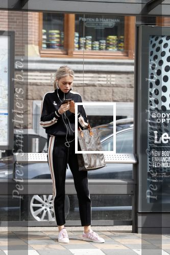 AMSTERDAM 24 april 2018
Claire Rose Cliteur wacht op de tram