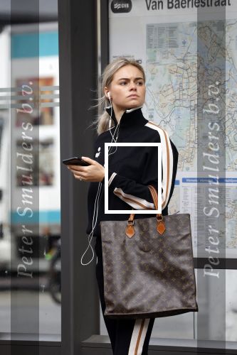 AMSTERDAM 24 april 2018
Claire Rose Cliteur wacht op de tram