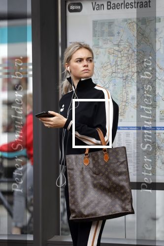 AMSTERDAM 24 april 2018
Claire Rose Cliteur wacht op de tram