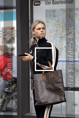 AMSTERDAM 24 april 2018
Claire Rose Cliteur wacht op de tram