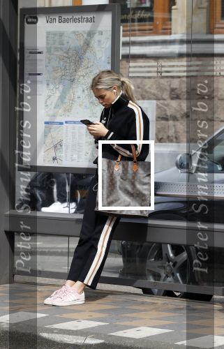 AMSTERDAM 24 april 2018
Claire Rose Cliteur wacht op de tram