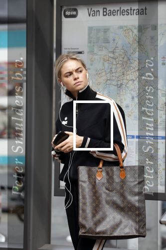 AMSTERDAM 24 april 2018
Claire Rose Cliteur wacht op de tram