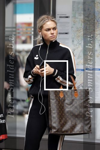 AMSTERDAM 24 april 2018
Claire Rose Cliteur wacht op de tram