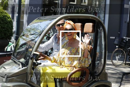 Amsterdam 6 mei 2018
Connie Witteman met verloofde Eugene v Dun in haar biro karretje.